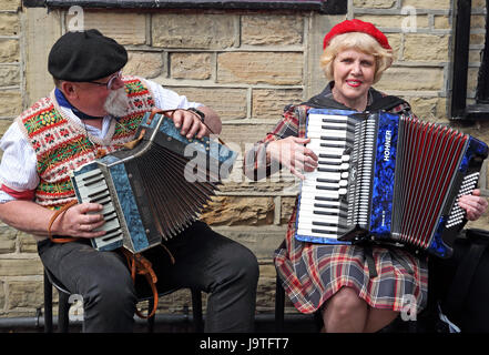 Besucher genießen das Brighouse 1940er Jahren Wochenende in Yorkshire, Großbritannien Stockfoto