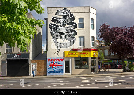 "Ungeziefer verursacht Cancervatives" neue politische Wandmalerei von Streetart-Künstler Artful Dodger an einer Wand in Herne Hill, SE London. Darüber eine phantastische Wandmalerei inspiriert durch M. C. Escher von Londoner Wandmaler und Streetart-Künstler, Schleim. Stockfoto