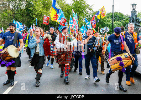 Glasgow, Schottland. 3. Juni 2017. Mehrere tausend Anhänger der 'Wings über Schottland", eine Sammlung von politischen Gruppen, die pro-Unabhängigkeit, sind Pro-SNP, pro-Schottische Widerstand, Gewerkschaftsfeindlichkeit und Anti-Konservativen eine Kundgebung durch Stadtzentrum von Glasgow. Im Allgemeinen war die Parade stimmlich laut und gut gelaunt, bis es mit einer kleinen Ad-hoc-Gruppe von Anhängern für Gewerkschaften in George Square erfüllt und dann die Polizei musste eingreifen und trennen die beiden Fraktionen um die Störung zu verhindern. Bildnachweis: Findlay/Alamy Live-Nachrichten Stockfoto