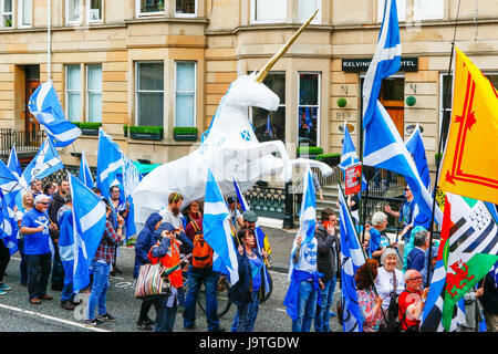 Glasgow, Schottland. 3. Juni 2017. Mehrere tausend Anhänger der 'Wings über Schottland", eine Sammlung von politischen Gruppen, die pro-Unabhängigkeit, sind Pro-SNP, pro-Schottische Widerstand, Gewerkschaftsfeindlichkeit und Anti-Konservativen eine Kundgebung durch Stadtzentrum von Glasgow. Im Allgemeinen war die Parade stimmlich laut und gut gelaunt, bis es mit einer kleinen Ad-hoc-Gruppe von Anhängern für Gewerkschaften in George Square erfüllt und dann die Polizei musste eingreifen und trennen die beiden Fraktionen um die Störung zu verhindern. Bildnachweis: Findlay/Alamy Live-Nachrichten Stockfoto