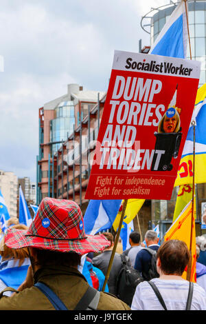 Glasgow, Schottland. 3. Juni 2017. Mehrere tausend Anhänger der 'Wings über Schottland", eine Sammlung von politischen Gruppen, die pro-Unabhängigkeit, sind Pro-SNP, pro-Schottische Widerstand, Gewerkschaftsfeindlichkeit und Anti-Konservativen eine Kundgebung durch Stadtzentrum von Glasgow. Im Allgemeinen war die Parade stimmlich laut und gut gelaunt, bis es mit einer kleinen Ad-hoc-Gruppe von Anhängern für Gewerkschaften in George Square erfüllt und dann die Polizei musste eingreifen und trennen die beiden Fraktionen um die Störung zu verhindern. Bildnachweis: Findlay/Alamy Live-Nachrichten Stockfoto