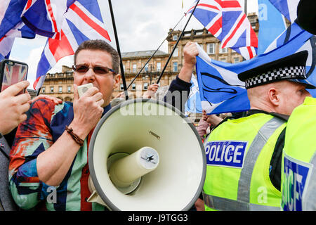 Glasgow, Schottland. 3. Juni 2017. Mehrere tausend Anhänger der 'Wings über Schottland", eine Sammlung von politischen Gruppen, die pro-Unabhängigkeit, sind Pro-SNP, pro-Schottische Widerstand, Gewerkschaftsfeindlichkeit und Anti-Konservativen eine Kundgebung durch Stadtzentrum von Glasgow. Im Allgemeinen war die Parade stimmlich laut und gut gelaunt, bis es mit einer kleinen Ad-hoc-Gruppe von Anhängern für Gewerkschaften in George Square erfüllt und dann die Polizei musste eingreifen und trennen die beiden Fraktionen um die Störung zu verhindern. Bildnachweis: Findlay/Alamy Live-Nachrichten Stockfoto