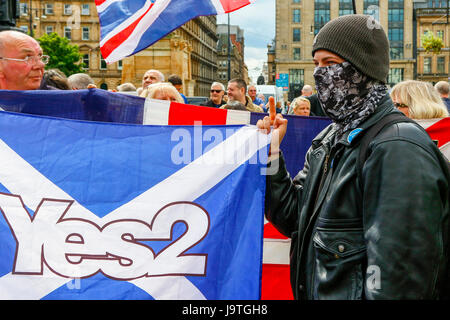 Glasgow, Schottland. 3. Juni 2017. Mehrere tausend Anhänger der 'Wings über Schottland", eine Sammlung von politischen Gruppen, die pro-Unabhängigkeit, sind Pro-SNP, pro-Schottische Widerstand, Gewerkschaftsfeindlichkeit und Anti-Konservativen eine Kundgebung durch Stadtzentrum von Glasgow. Im Allgemeinen war die Parade stimmlich laut und gut gelaunt, bis es mit einer kleinen Ad-hoc-Gruppe von Anhängern für Gewerkschaften in George Square erfüllt und dann die Polizei musste eingreifen und trennen die beiden Fraktionen um die Störung zu verhindern. Bildnachweis: Findlay/Alamy Live-Nachrichten Stockfoto