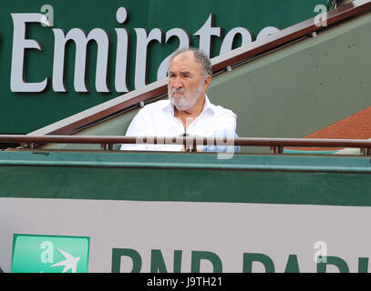 Paris, Frankreich. 3. Juni 2017. Ehemaliger rumänischer Tennisspieler Ion Tiriac beobachtet schottischen Tennisspieler Andy Murray in Aktion während seines Spiels in der 3. Runde des ATP French Open in Roland Garros Vs argentinischer Tennisspieler Juan Martin Del Potro auf 3. Juni 2017 in Paris, Frankreich. -Kredit: Yan Lerval/Alamy Live-Nachrichten Stockfoto