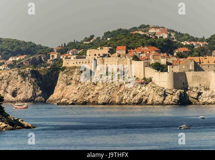 5. Oktober 2004 - Dubrovnik, Dubrovnik-Neretva County, Kroatien - kleine Boote nähern sich die Altstadt von Dubrovnik, umgeben mit massiven mittelalterlichen Steinmauern. An der Adria im Süden Kroatiens ist es ein UNESCO-Weltkulturerbe und ein Top-Reiseziel. (Kredit-Bild: © Arnold Drapkin über ZUMA Draht) Stockfoto