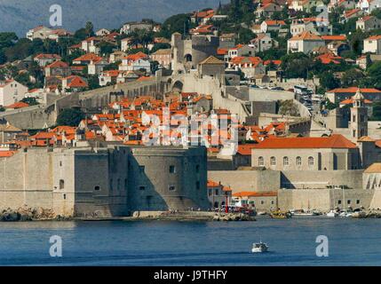 5. Oktober 2004 - Dubrovnik, Dubrovnik-Neretva County, Kroatien - ein kleines Boot nähert sich die Altstadt von Dubrovnik, umgeben mit massiven mittelalterlichen Steinmauern. An der Adria im Süden Kroatiens ist es ein UNESCO-Weltkulturerbe und ein Top-Reiseziel. (Kredit-Bild: © Arnold Drapkin über ZUMA Draht) Stockfoto