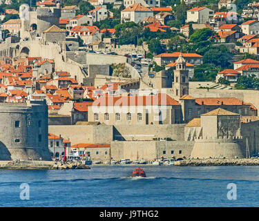 5. Oktober 2004 - Dubrovnik, Dubrovnik-Neretva County, Kroatien - eine Kreuzfahrt Schiff zarte Ansätze der Altstadt von Dubrovnik, Steinmauern umgeben mit massiven mittelalterliche. An der Adria im Süden Kroatiens ist es ein UNESCO-Weltkulturerbe und ein Top-Reiseziel. (Kredit-Bild: © Arnold Drapkin über ZUMA Draht) Stockfoto