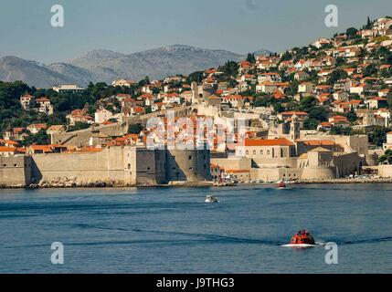 5. Oktober 2004 - Dubrovnik, Dubrovnik-Neretva County, Kroatien - eine Kreuzfahrt Schiff zarte Ansätze der Altstadt von Dubrovnik, Steinmauern umgeben mit massiven mittelalterliche. An der Adria im Süden Kroatiens ist es ein UNESCO-Weltkulturerbe und ein Top-Reiseziel. (Kredit-Bild: © Arnold Drapkin über ZUMA Draht) Stockfoto