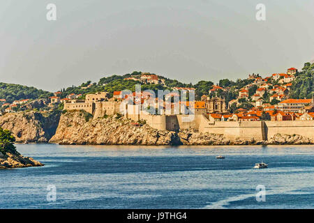 5. Oktober 2004 - Dubrovnik, Dubrovnik-Neretva County, Kroatien - kleine Boote nähern sich die Altstadt von Dubrovnik, umgeben mit massiven mittelalterlichen Steinmauern. An der Adria im Süden Kroatiens ist es ein UNESCO-Weltkulturerbe und ein Top-Reiseziel. (Kredit-Bild: © Arnold Drapkin über ZUMA Draht) Stockfoto