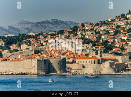 5. Oktober 2004 - Dubrovnik, Dubrovnik-Neretva County, Kroatien - ein kleines Boot nähert sich die Altstadt von Dubrovnik, umgeben mit massiven mittelalterlichen Steinmauern. An der Adria im Süden Kroatiens ist es ein UNESCO-Weltkulturerbe und ein Top-Reiseziel. (Kredit-Bild: © Arnold Drapkin über ZUMA Draht) Stockfoto