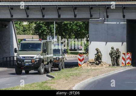 Danzig, Polen. 3. Juni 2017. Pioniere, die Einnahme von WWII Blindgänger gesehen in Danzig, Polen am 3. Juni 2017 Weltkrieg Blindgänger, während Wasserwerk, im Zentrum Stadt, unter einem geschäftigen Bahnlinie ausgegraben wurde. Explosive Kampfmittelrückstände des zweiten Weltkrieges sind keine Seltenheit bei Erdarbeiten in Danzig Credit: Michal Fludra/Alamy Live News Stockfoto