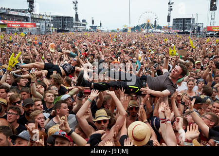 Nuerburg, Deutschland. 3. Juni 2017. Crowdsurfers lassen sich über den Köpfen des Publikums während dem Auftritt der Band "Broiler" auf der Netz-Bühne beim Musikfestival "Rock am Ring" in Nuerburg, Deutschland, 3. Juni 2017. Foto: Thomas Frey/Dpa/Alamy Live News Stockfoto