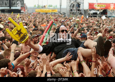 Nuerburg, Deutschland. 3. Juni 2017. Eine Crowdsurfer trägt eine Nonne Kostüm während dem Auftritt der Band "Broiler" auf der Netz-Bühne am Music Festival "Rock am Ring" in Nuerburg, Deutschland, 3. Juni 2017. Foto: Thomas Frey/Dpa/Alamy Live News Stockfoto