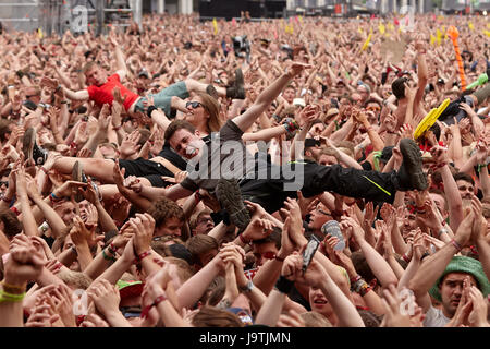 Nuerburg, Deutschland. 3. Juni 2017. Dpatop - Crowdsurfers lassen sich über den Köpfen des Publikums während dem Auftritt der Band "Broiler" auf der Netz-Bühne beim Musikfestival "Rock am Ring" in Nuerburg, Deutschland, 3. Juni 2017. Foto: Thomas Frey/Dpa/Alamy Live News Stockfoto