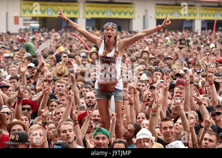 Nuerburg, Deutschland. 3. Juni 2017. Dpatop - Rock-Fans stehen vor der Hauptbühne während dem Auftritt der Band "Broiler" beim Musikfestival "Rock am Ring" in Nuerburg, Deutschland, 3. Juni 2017. Foto: Thomas Frey/Dpa/Alamy Live News Stockfoto