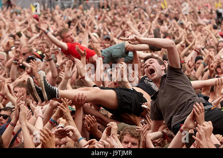 Nuerburg, Deutschland. 3. Juni 2017. Crowdsurfers lassen sich über den Köpfen des Publikums während dem Auftritt der Band "Broiler" auf der Netz-Bühne beim Musikfestival "Rock am Ring" in Nuerburg, Deutschland, 3. Juni 2017. Foto: Thomas Frey/Dpa/Alamy Live News Stockfoto