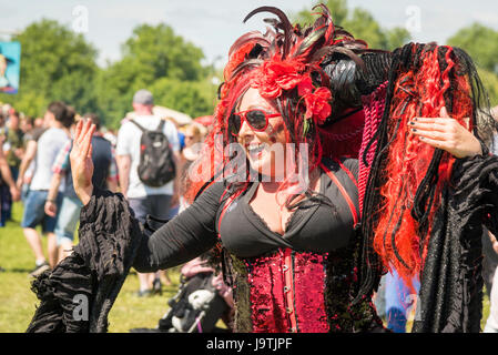 Cambridge, UK. 3. Juni 2017. Nachtschwärmer vergnügen sich in der Sonne auf der jährlichen Strawberry Fair am gemeinsamen Mittsommer statt. Angekündigt als eine musikalische und visuelle démesure für die ganze Familie, ist es eine freie Musik und Kunst-Veranstaltung, die von Freiwilligen betrieben. Bildnachweis: Julian Eales/Alamy Live-Nachrichten Stockfoto