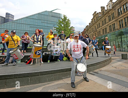 Manchester, UK. 3. Juni 2017. PCS-Samba-Band führen Sie vor der Urbis, Manchester, 3. Juni 2017 (C) Barbara Koch/Alamy Live News Bildnachweis: Barbara Koch/Alamy Live News Stockfoto