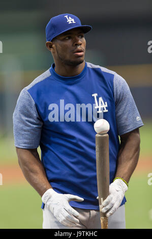 Milwaukee, WI, USA. 3. Juni 2017. Los Angeles Dodgers Recht Fielder Yasiel Puig #66 vor dem Hauptliga-Baseball-Spiel zwischen den Milwaukee Brewers und den Los Angeles Dodgers im Miller Park in Milwaukee, Wisconsin. John Fisher/CSM/Alamy Live-Nachrichten Stockfoto