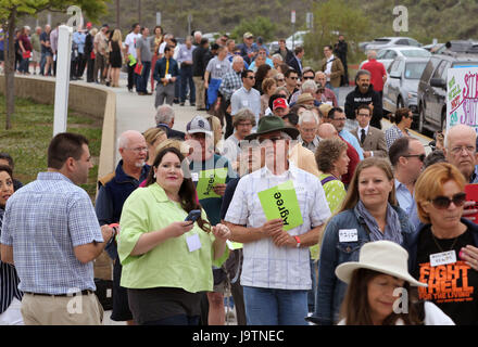 San Juan Capistrano, Kalifornien, USA. 3. Juni 2017. Juni 3, 2017 San Juan Capistrano, California USA  | Menschen Line-up an San Juan Hügel-High School heute Morgen die repräsentative Issa Town Hall Meeting in der Schule Theater eingeben. |  Photo Credit: Foto von Charlie Neuman Credit: Charlie Neuman/ZUMA Draht/Alamy Live-Nachrichten Stockfoto