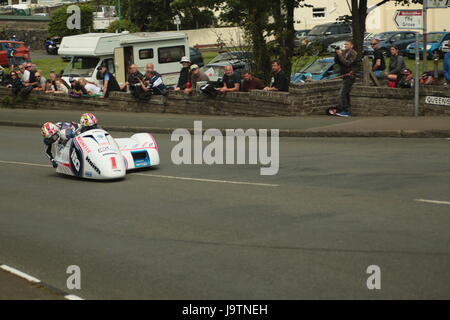 Isle Of Man TT Races, Beiwagen Praxis Qualifikationsrennen, Samstag, 3. Juni 2017. Beiwagen-qualifying-Session. Nummer 1, Ben Birchall und Tom Birchall auf ihre 600ccm LCR Honda Beiwagen des IEG Racing Teams aus Macclesfield, UK.  Bildnachweis: Eklektische Kunst und Fotografie/Alamy Live-Nachrichten. Stockfoto