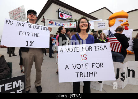 San Juan Capistrano, Kalifornien, USA. 3. Juni 2017. Juni 3, 2017 San Juan Capistrano, California USA  | Laut Anti-Trump und Issa Demonstranten halten Schilder an San Juan Hügel-High School heute Morgen vor der repräsentativen Issa Town Hall Meeting in der Schule Theater. Rechts ist Tina Chien der Encinitas. |  Photo Credit: Foto von Charlie Neuman Credit: Charlie Neuman/ZUMA Draht/Alamy Live-Nachrichten Stockfoto