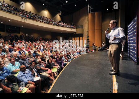 San Juan Capistrano, Kalifornien, USA. 3. Juni 2017. Juni 3, 2017 San Juan Capistrano, California USA  | Darrell Issa spricht auf der Bürgerversammlung im Theater an der San Juan Hills High School. |  Photo Credit: Foto von Charlie Neuman Credit: Charlie Neuman/ZUMA Draht/Alamy Live-Nachrichten Stockfoto