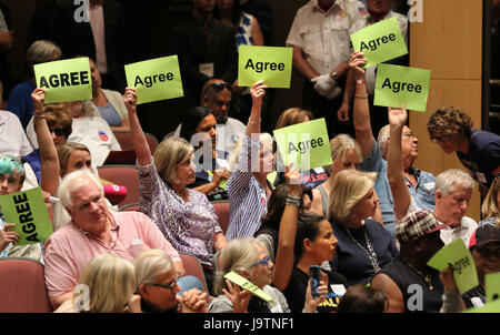 San Juan Capistrano, Kalifornien, USA. 3. Juni 2017. Juni 3, 2017 San Juan Capistrano, California USA  | An der repräsentativen Issa Town Hall Meeting in San Juan Hügel-High School Anti-Trump Zuschauer hält Zeichen ein Publikum Mitglied spricht gegen Trump zustimmen. |  Photo Credit: Foto von Charlie Neuman Credit: Charlie Neuman/ZUMA Draht/Alamy Live-Nachrichten Stockfoto