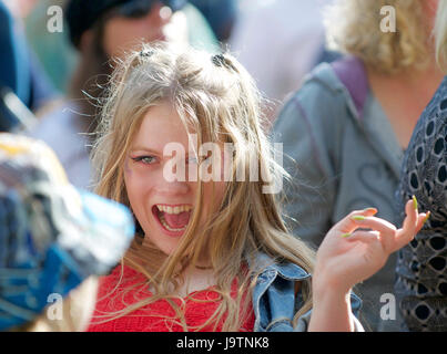 Exeter, UK. 3. Juni 2017. Mädchen tanzen mit ihren Freundinnen, die Band Offenbarung Wurzeln am Samstag um Exeter Respekt Festival2017 im Belmont Park, Exeter, UK Credit: Clive Chilvers/Alamy Live News Stockfoto