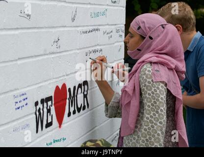 Exeter, UK. 3. Juni 2017. Musarat schreibt an die Wand wir Liebe Manchester am Samstag der Exeter Respekt Festival 2017 im Belmont Park in Exeter, UK Credit: Clive Chilvers/Alamy Live News Stockfoto