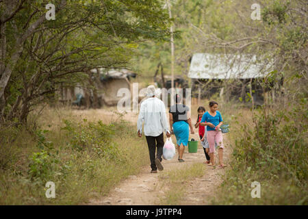 Dorfbewohner gehen auf einer staubigen Straße in El Sauce Gemeinde, Léon Abteilung, Nicaragua. Stockfoto