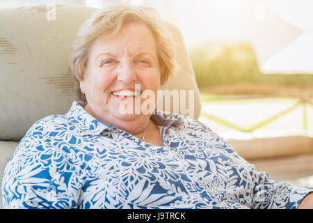 Ziemlich Senior Woman Portrait auf Terrasse. Stockfoto