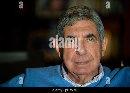 Der ehemalige Präsident Costa Ricas und Nobel Friedenspreis Laureatus Oscar Arias sitzt im Büro von seinem Haus in San José, Costa Rica. Stockfoto