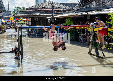 PATTATA THAILAND 4. Oktober: Unbekannte Männer kämpfen für Ozean-Boxen in Pattaya schwimmenden Markt am 4. Oktober 2015. bei Pattaya Chonburi, Thailand. Ocea Stockfoto