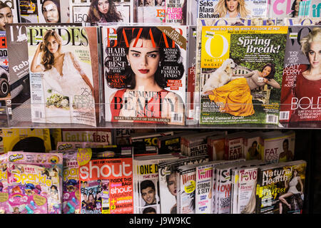 KUALA LUMPUR, MALAYSIA - 19. Mai 2017: Lifestyle und Frauen Mode-Magazin erscheinen in einer Buchhandlung in einem Flughafen. Stockfoto