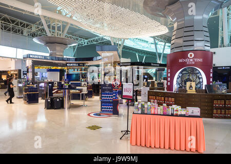 KUALA LUMPUR, MALAYSIA - 19. Mai 2017: Duty-Free-waren wie Spirituosen und Parfums sind im Ladengeschäft in das Flughafen-terminal-Gebäude in Kuala angezeigt Stockfoto