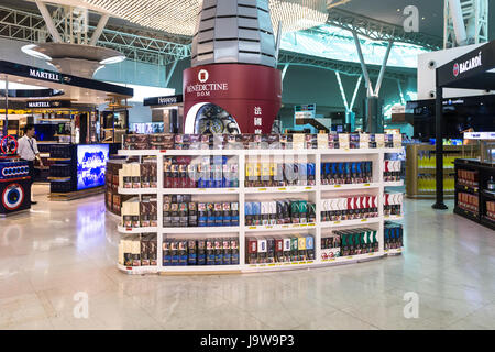 KUALA LUMPUR, MALAYSIA - 19. Mai 2017: Duty-Free-waren wie Alkohol und Zigaretten sind im Ladengeschäft in das Flughafen-terminal-Gebäude in Merka angezeigt Stockfoto