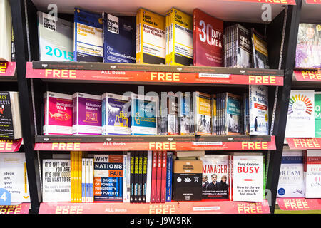 KUALA LUMPUR, MALAYSIA - 19. Mai 2017: Unternehmensberatung Bücher werden in einer Buchhandlung in einem Flughafen angezeigt. Stockfoto