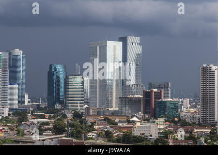 Dunklen Himmel vor ein tropischer Sturm über Geschäftsviertel von Jakarta in Indonesien Hauptstadt. Stockfoto