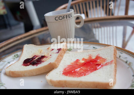 Kaffee und Brot mit Himbeermarmelade. Stockfoto