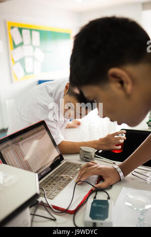 Bangkok, Thailand - 22. November 2012: In einer Schule in Bangkok, Studenten studieren Chemie und Wissenschaft im Labor der Universität Stockfoto