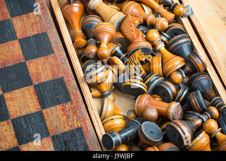 Vintage Holz Schachfiguren und Schachbrett-Hintergrund Stockfoto