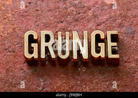 Grunge-Wort, das aus metallischen Lettern auf rotem rostige Oberfläche Stockfoto