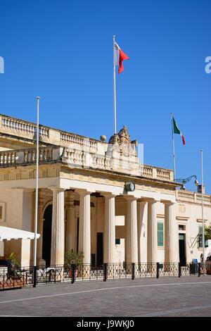 Blick auf die Haupt Wache Gebäude in St. Georges Square, Valletta, Malta, Europa. Stockfoto