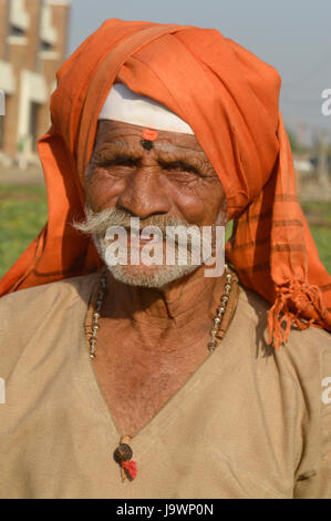 Alter Bauer mit einem faltigen Gesicht in der Nähe von Pune, Maharashtra. Stockfoto