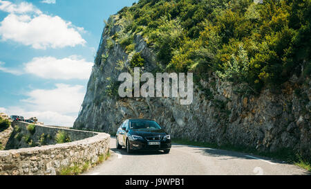 Verdon, Frankreich - 29. Juni 2015: Schwarze Farbe Seat Leon 5-Türer Auto auf Grund der französischen Berglandschaft Natur. Die SEAT Leon ist ein Fließheck smal Stockfoto