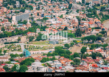 Tiflis, Georgien - 20. Mai 2016: Luftaufnahme der Brücke des Friedens, moderne Glas-Neubau über Flusses Kura Mtkwari Rike Park, berühmte Landma Stockfoto