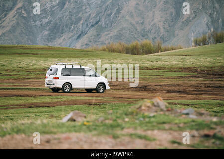 Stepantsminda Gergeti, Georgien - 23. Mai 2016: Mitsubishi Delica Raum Zahnrad auf der Landstraße im Sommer Bergwelt. Delica ist eine Reihe von Lkw Stockfoto