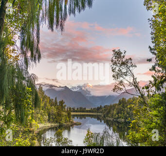 Sonnenuntergang, Blick auf Mt. Tasman und Mt. Cook, Reflexion im Lake Matheson, Mount Cook Nationalpark Westland National Park Stockfoto