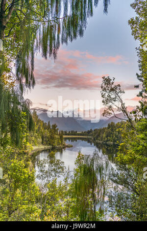 Sonnenuntergang, Blick auf die Ansichten, Mt. Tasman und Mt. Cook, Reflexion im Lake Matheson, Mount Cook Nationalpark Stockfoto